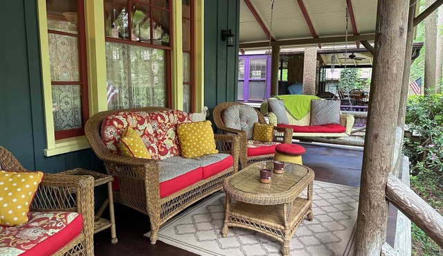 ​Spacious Porch in the Woods, Walk Everywhere