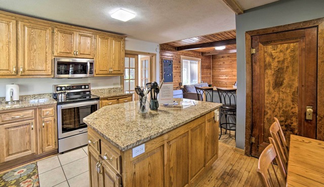 Spacious Powell Lake Cabin: Lake & Trail Access!