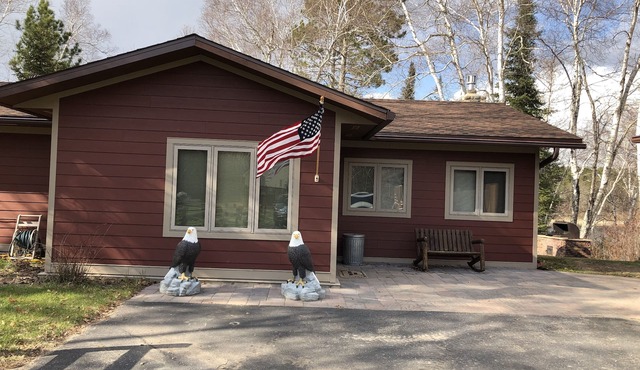 Spacious private cabin on the mighty Mississippi, 1/2 mile to Lake Winnie.