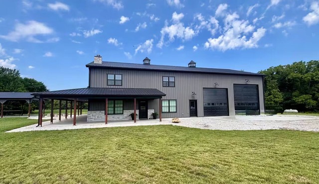 Spacious Prairie Porch Retreat Near KC World Cup. Sleep 15+