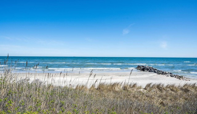 Spacious, pretty vacation home with panoramic views and outdoor jacuzzi, just 75 m from the sea.