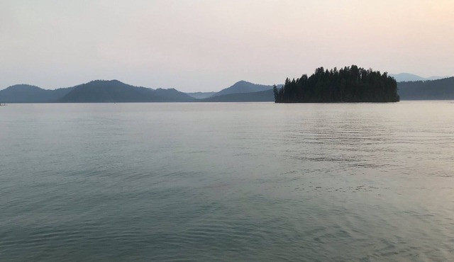 Spacious Priest Lake getaway for a family vacation, group golf or fishing trip.