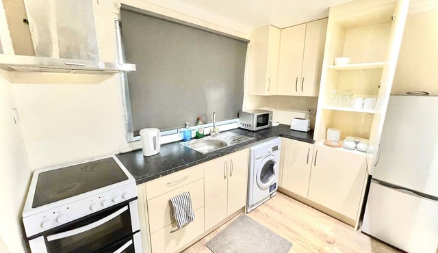 Spacious & Pristine Ground Floor flat Nr. Heathrow