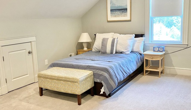 Spacious private 3rd floor studio suite with private ensuite bathroom