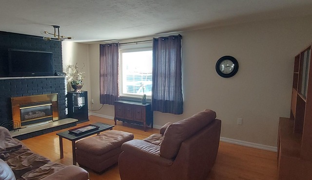 Spacious Private 5 beds, 2.5 bath House - 2 minutes to 401 (5 mins to Kingston)
