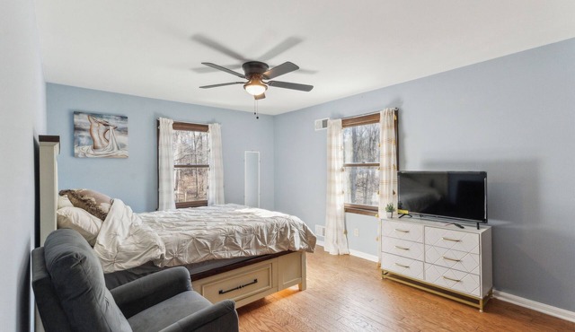 Spacious private 6 bedrooms Oasis Retreat in lovely Gaithersburg