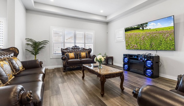 Spacious Private Getaway Minutes to Niagara Falls!