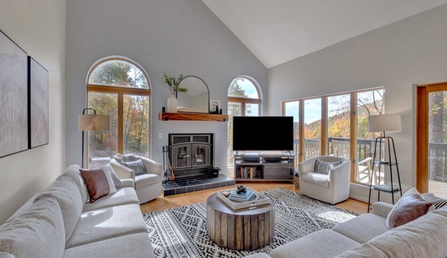 Spacious, private, four-season home built on mountainside with great proximity to Wintergreen, breweries, cideries, and hiking