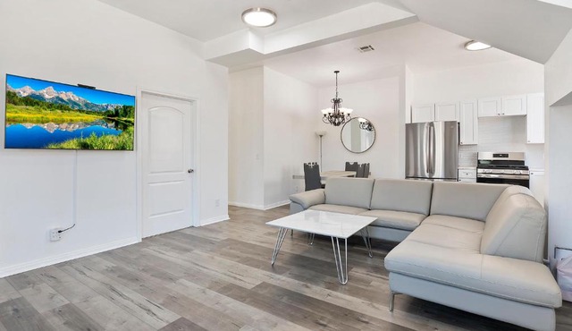Spacious Private gated modern loft close to Universal Studio and Hollywood
