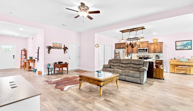 Spacious & Private Getaway Minutes to Statesboro!