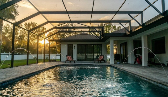 Spacious & Private Guest Pool House Oasis