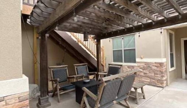 Spacious private guesthouse. Accommodates 5!
