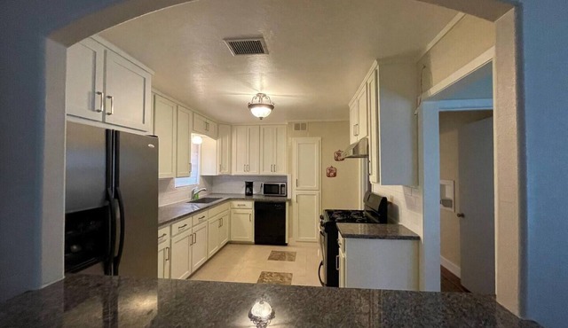 Spacious private home within 2 miles from Hobby Airport