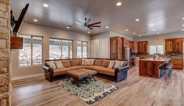 Spacious, Private Hot Tub, 6 bedrooms 5 Ensuite Bathrooms. 7th night FREE!