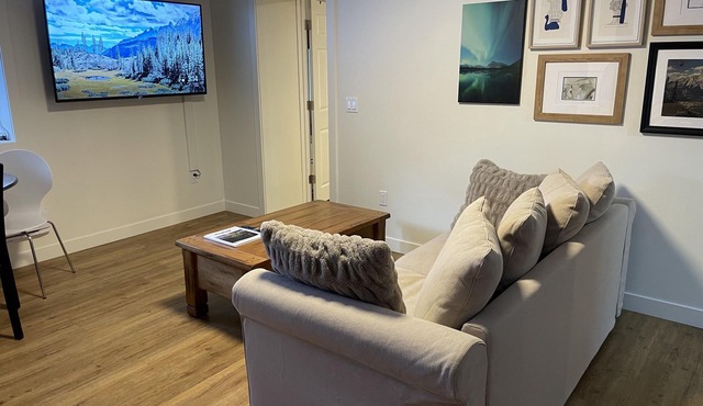 Spacious private king suite steps to DT Banff