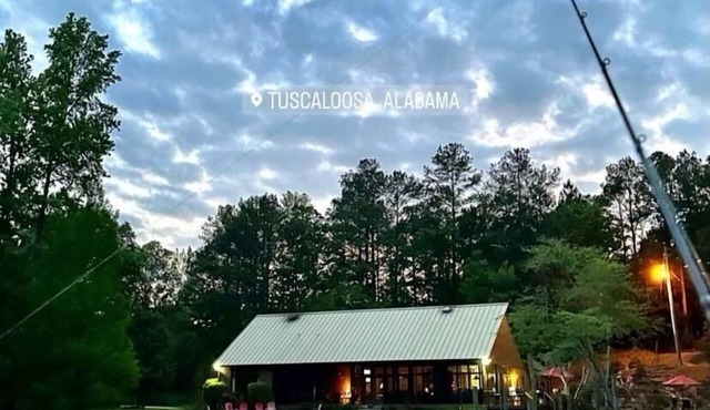 Spacious Private Lakeside Home - Waterfall Pool 11 Miles From Campus