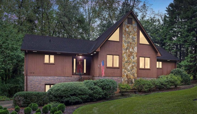 Spacious & Private Lakefront Retreat Near Clemson!
