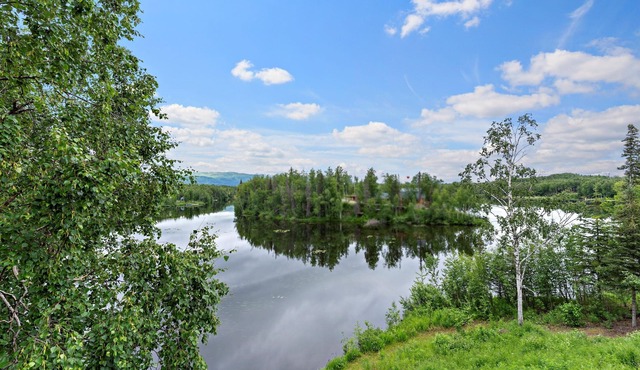 Spacious Private Lakefront Home - Perfect For Families and Corporate Rentals