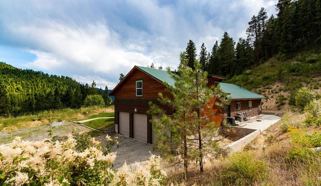 Spacious Private Lodge with Mountain Views