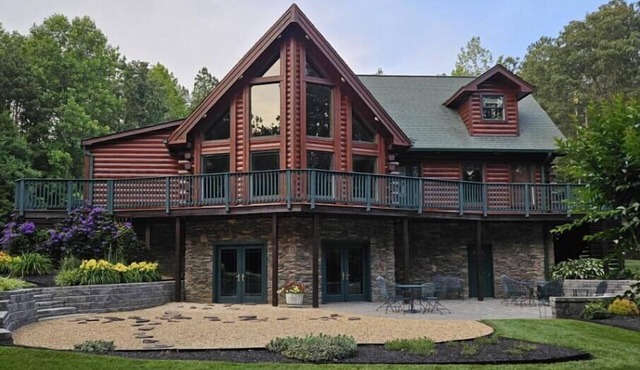 Spacious, Private Log Home between Richmond & Williamsburg-Pool-Outdoor Kitchen