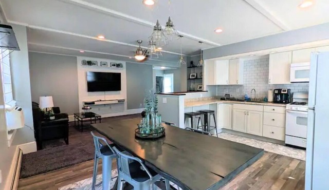 Spacious & Private Modern Apartment in Historic Homen