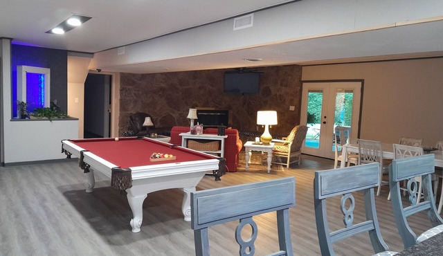 Spacious, private retreat - hot tub, firepit, pool table, dry sauna, patio