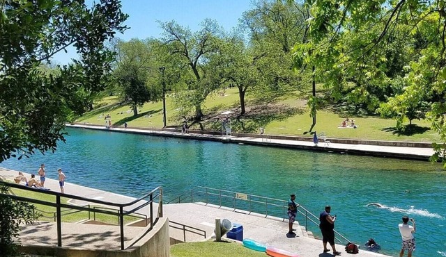 Spacious & Private Retreat 20 Minutes to Austin!