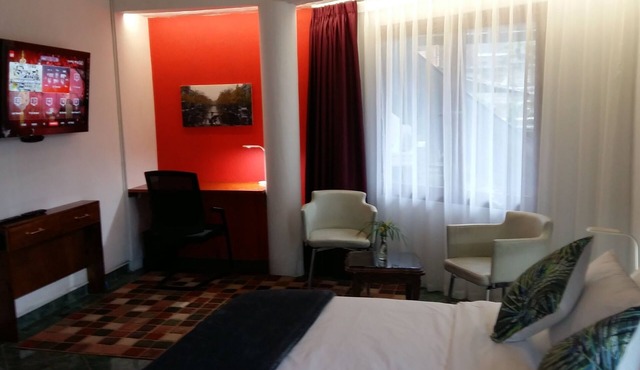 Spacious private room in local and green environment