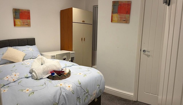 Spacious Private Room w/Ensuite Near Anfield Stadium