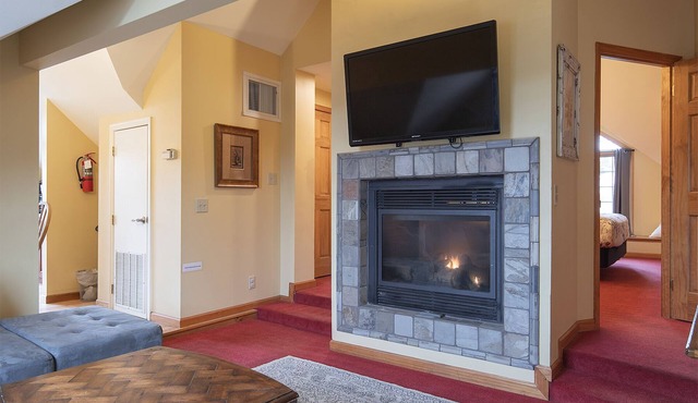Spacious Private Suite with full kitchen, private deck and pet friendly!