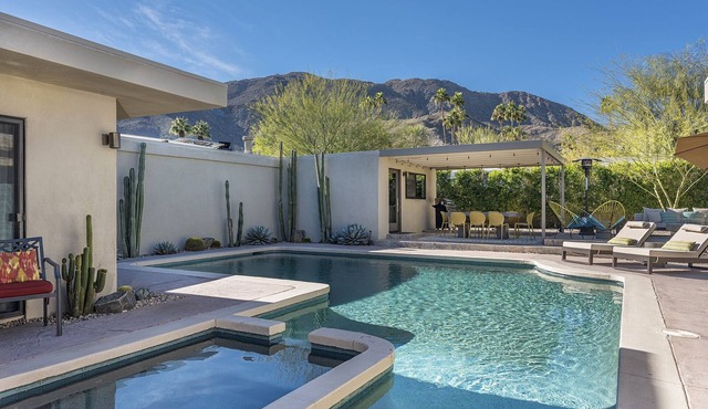Spacious Private Retreat with Mountain Views