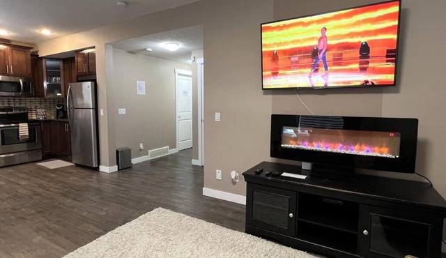 Spacious Private Walkout Entire Suite Close to YYC, DT, Shops, Stampede & Mountains with many Amenities in Panorama Hills NW - 4 Can Sleep