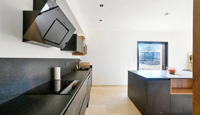 Spacious Provencal house with swimming pool