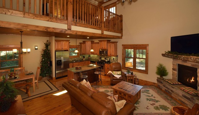 🍁Spacious Pvt 3-Level 2-Deck Lodge🍁2Grt Rm/3K/2T/3Bunk🍁Fireplace🍁Foosball🍁