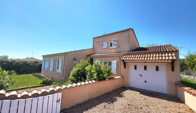 Spacious, Quiet House with Parking, WiFi & Garden, Near Shops and Beach