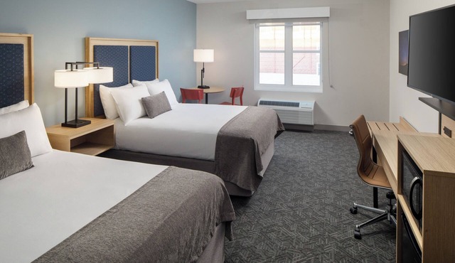 Spacious Queen Stay Near Orono Campus! Gym Access & Free Parking! Pets Welcome!