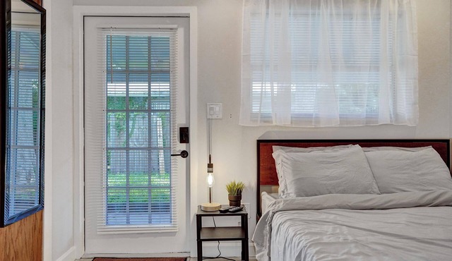 Spacious Queen Suite Near Beach & Dining