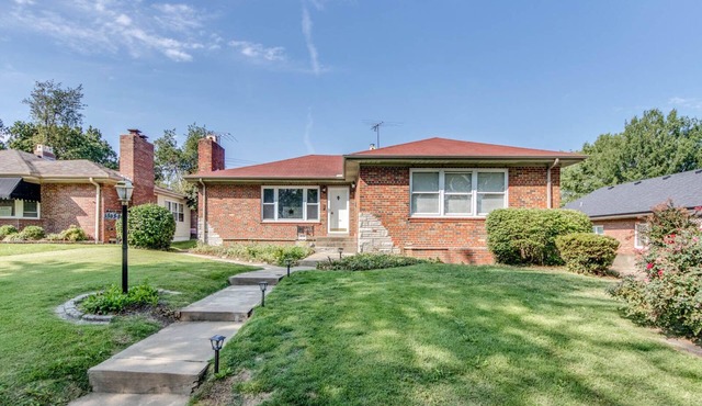 Spacious | Quiet | 1 bedroom duplex w free parking!