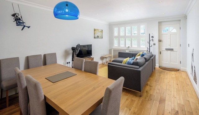 Spacious quiet 4-bedroom/6-bed house with garage 5min walk to Paddington Station