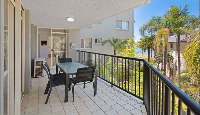 Spacious quiet airconditioned apartment right on the Broadwater near everything