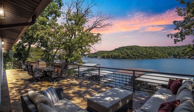 Spacious, Quiet & Great Cove, Nearby Attractions, Private Dock, Fireplace, Expansive Deck