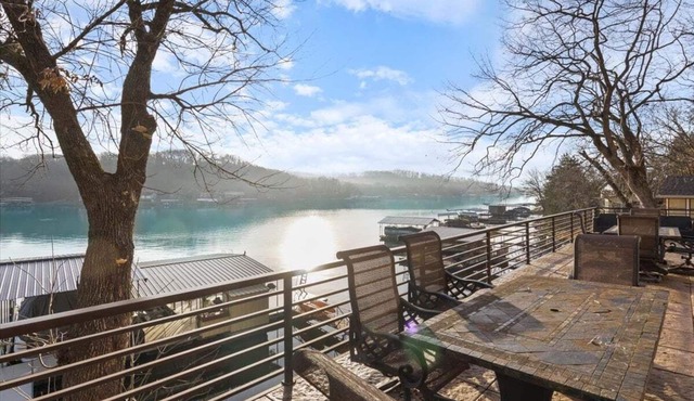 Spacious, Quiet & Great Cove, Nearby Attractions, Private Dock, Fireplace, Expansive Deck