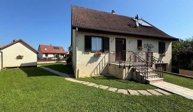 Spacious, quiet house with large garden and parking space
