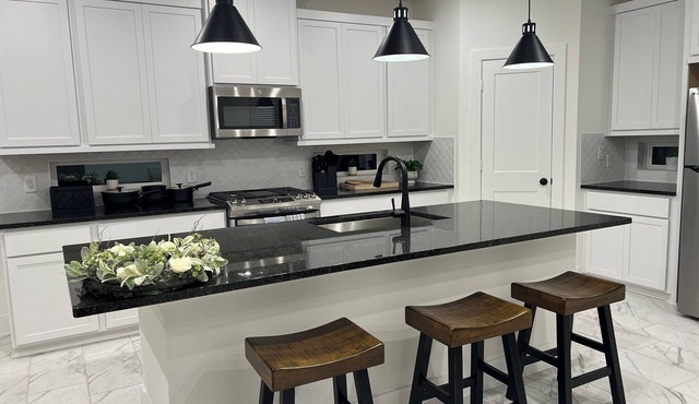 Spacious & quiet New 4b 2.5bath house with AC,WiFi & full kitchen in Sienna