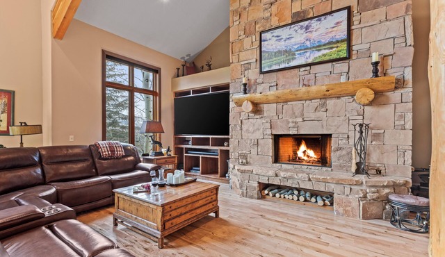 Spacious, Quiet, Private Hot Tub, Easy Drive to Everything