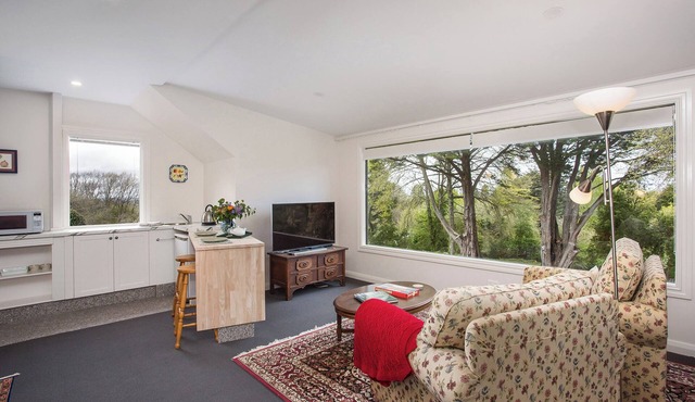 Spacious, quiet, private loft studio 7 minutes walk to Exeter village centre