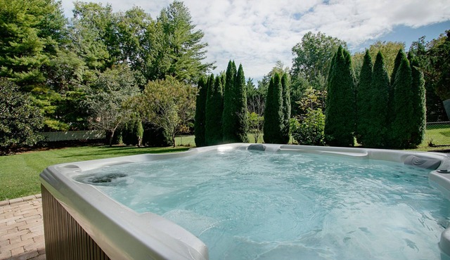 Spacious Quiet Retreat with Hot Tub and Walk to River Minutes to Harpers Ferry