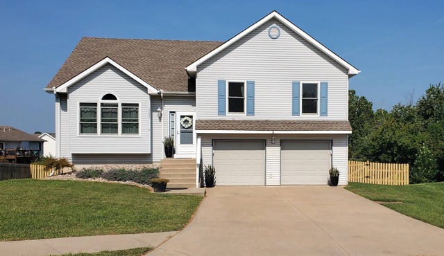 Spacious, Quiet Retreat w/Large Yard on Cul-de-Sac