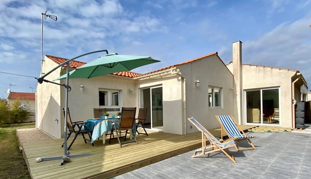 Spacious Renovated House with Terrace, Garden, 300m to Sea, Quiet Area, WiFi