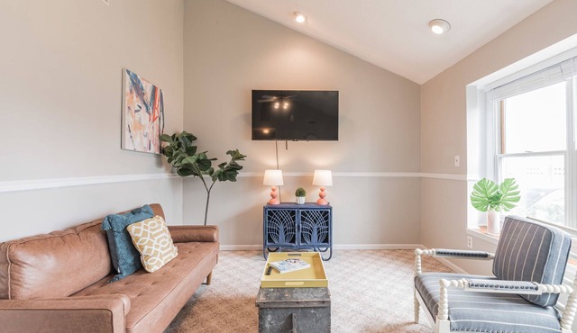 Spacious ranch 65” 4K tv deck, grill, fire pit fenced yd , office, baby gear